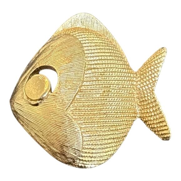Vintage Trifari Goldtone signed Mid Century Mod Fluted Satin FISH Brooch - Picture 1 of 7
